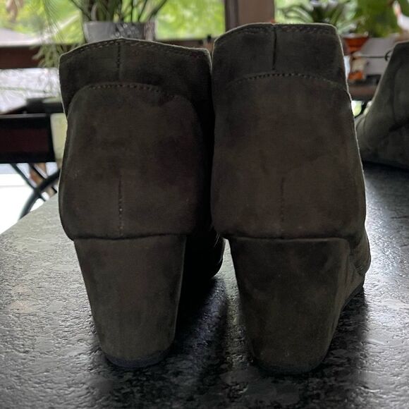 Forever Suede Ankle Booties Khaki wedge heel, tie closure, plaid lining BNWOB - Picture 4 of 8